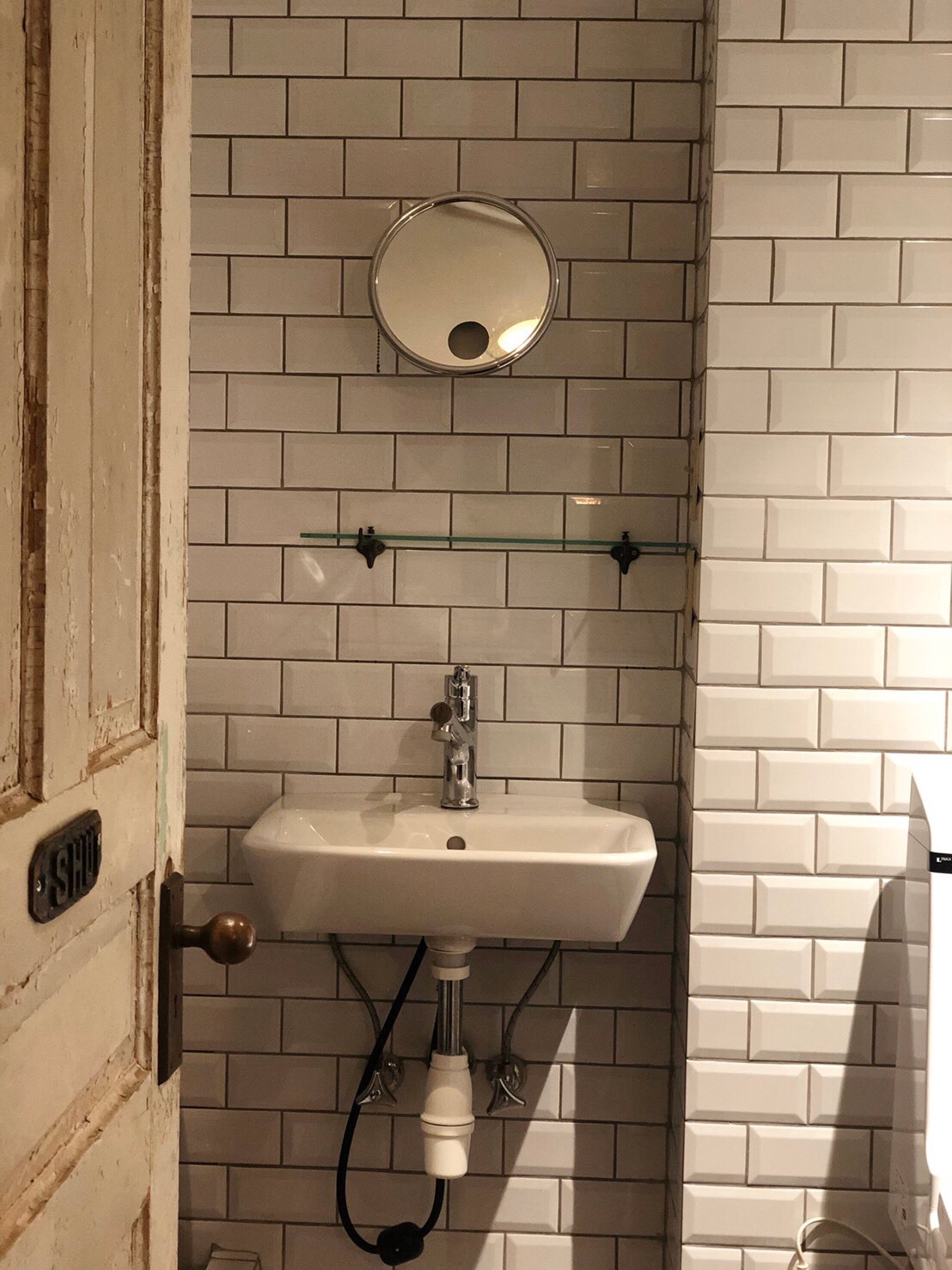 浴室の洗面所とタイル
